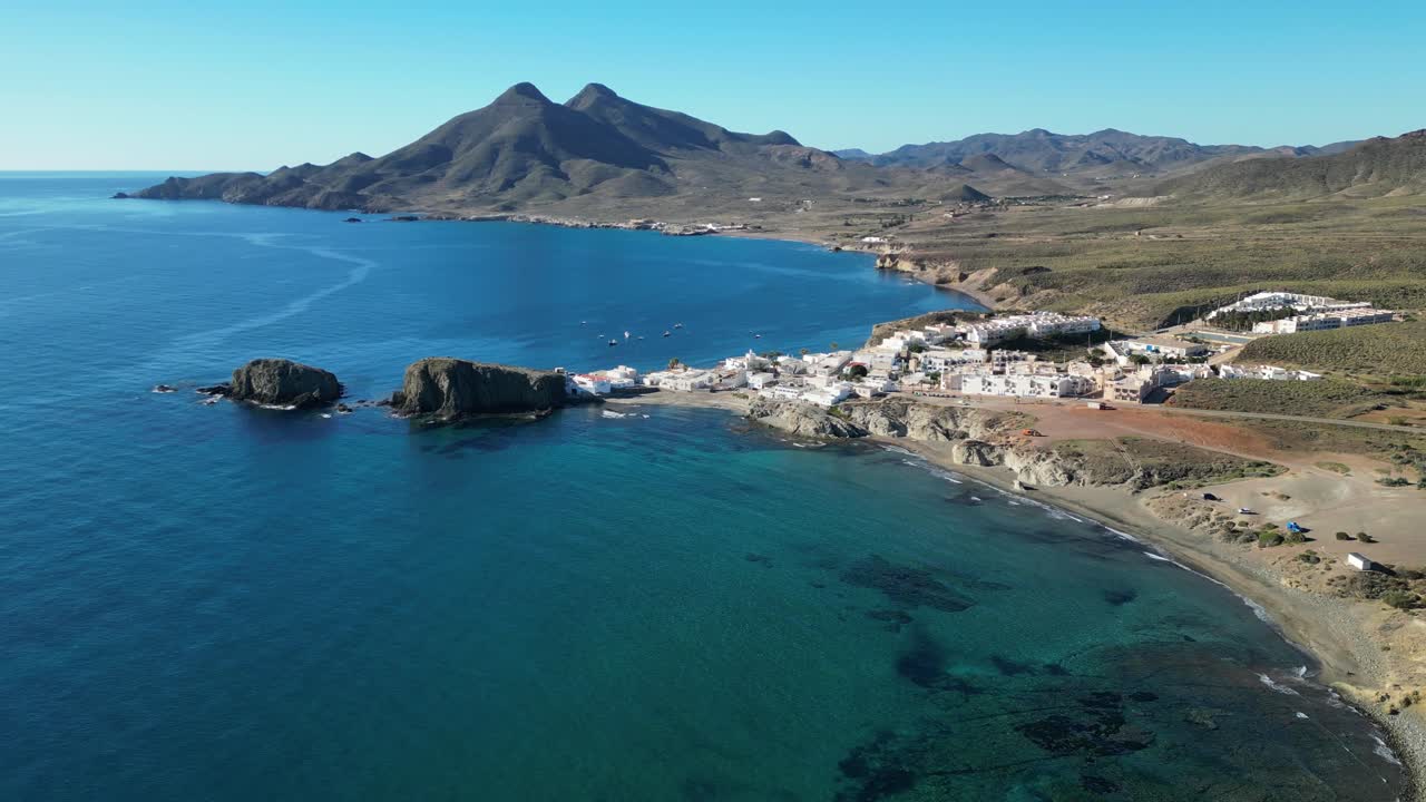 cabo de gata costa y pueblo isleta del moro en almería, andalucía, españa - antena 4k dando vueltas
