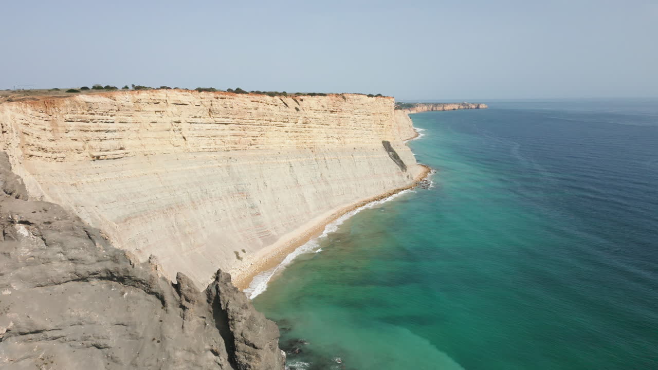 toma de drones de acantilados en luz portugal.