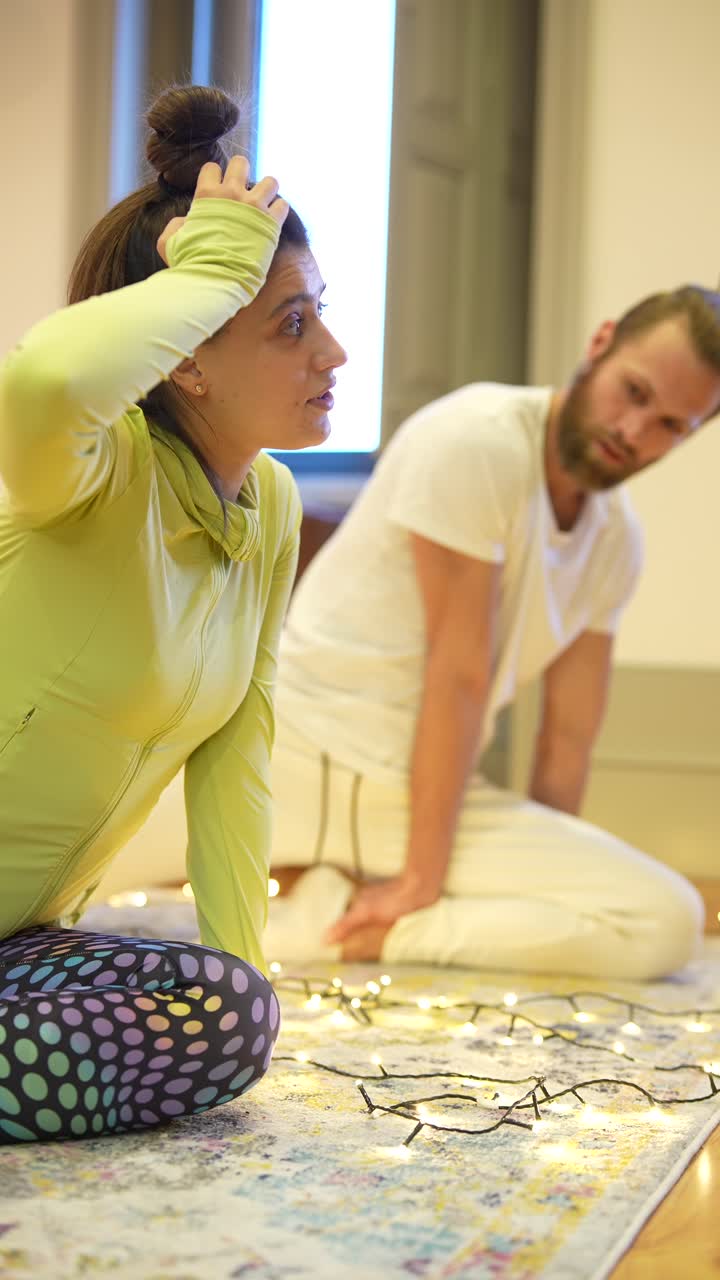 pareja haciendo ejercicios de yoga en casa
