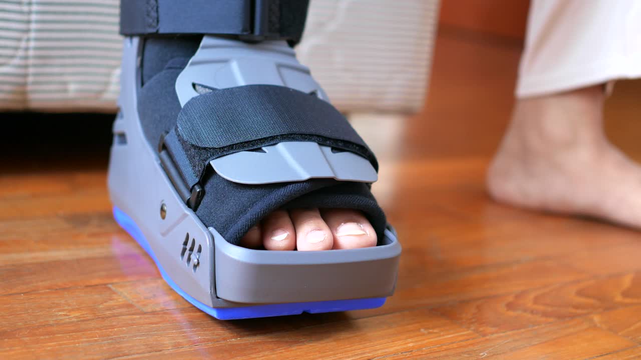 persona que lleva un soporte para el tobillo