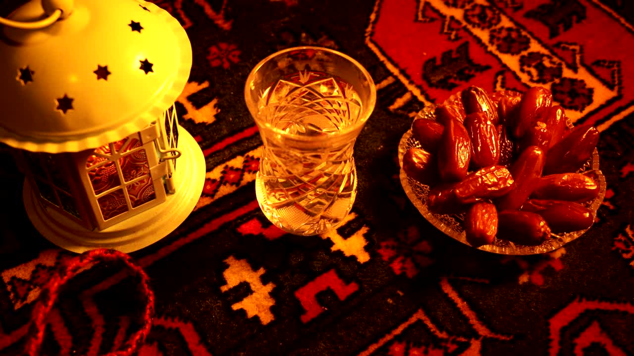 이프타르는 저녁 식사입니다. 장식의 슬라이더 뷰 라마단 카림 휴일 축제 축하 카드, 무슬림의 거룩한 달 라마단의 카림에 대한 초대. 어두운 배경. 선택적 초점