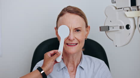 examen ocular, rostro y optometrista cubre la visión de la mujer