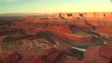 Long-Shot-Of-The-Colorado-Río-Snaking-Through-Canyonlands-National-Park