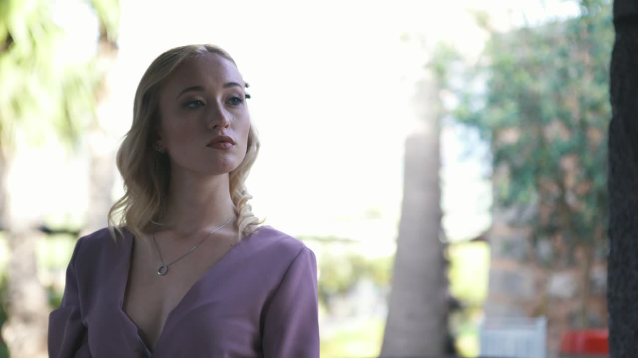 mujer con vestido púrpura al aire libre