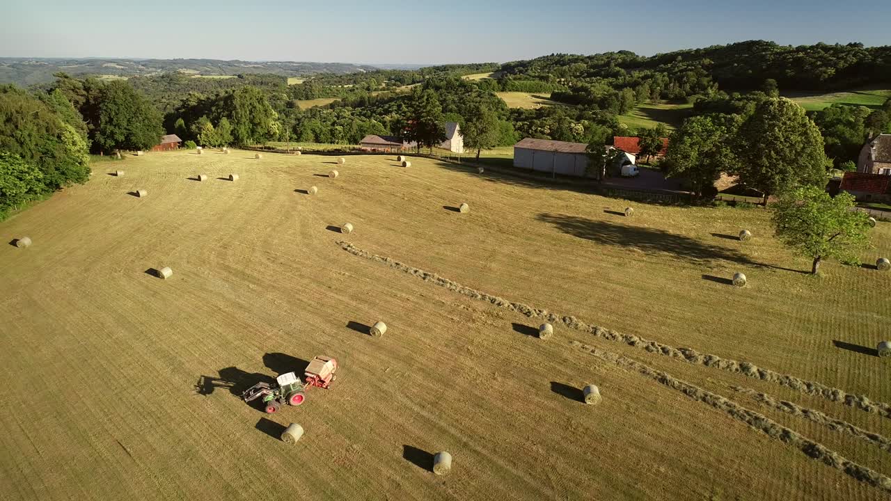 어리 를 수확 하는 트랙터 의 공중 사진.