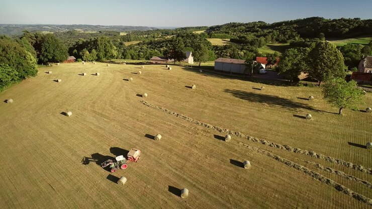 Luftaufnahme eines Traktors bei der Strohballenernte