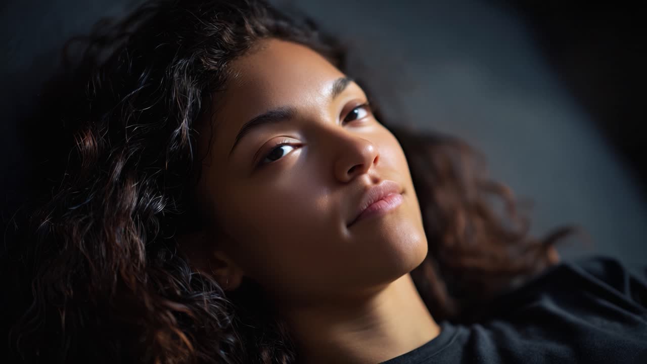 Catturare il percorso della calma: un bellissimo ritratto che mostra la transizione delle emozioni attraverso gli occhi di una giovane donna in due scatti