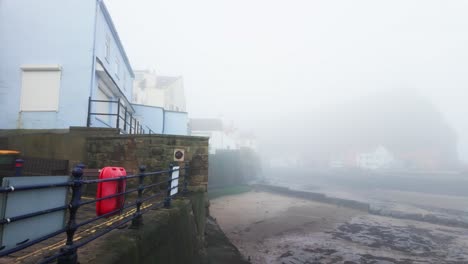 Menschen-Spazieren-Durch-Die-Ruhigen-Straßen-Von-Staithes,-Einem-Verschlafenen-Fischerdorf-An-Der-Küste-Von-Yorkshire-In-England