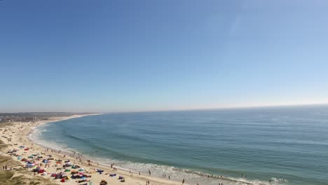 Gehweg-Zum-Strand-über-Dünen-Mit-Menschen-Im-Meer-An-Sommertagen