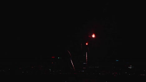 fuegos artificiales reales que explotan el relleno del marco de celebración y el bucle sin problemas desenfoque abstracto luces bokeh en el cielo nocturno con el festival de espectáculo de fuegos artificiales que brillan intensamente