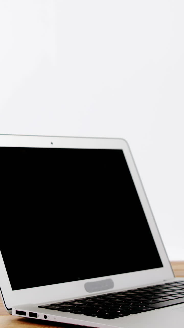 primer plano de la computadora portátil en la mesa