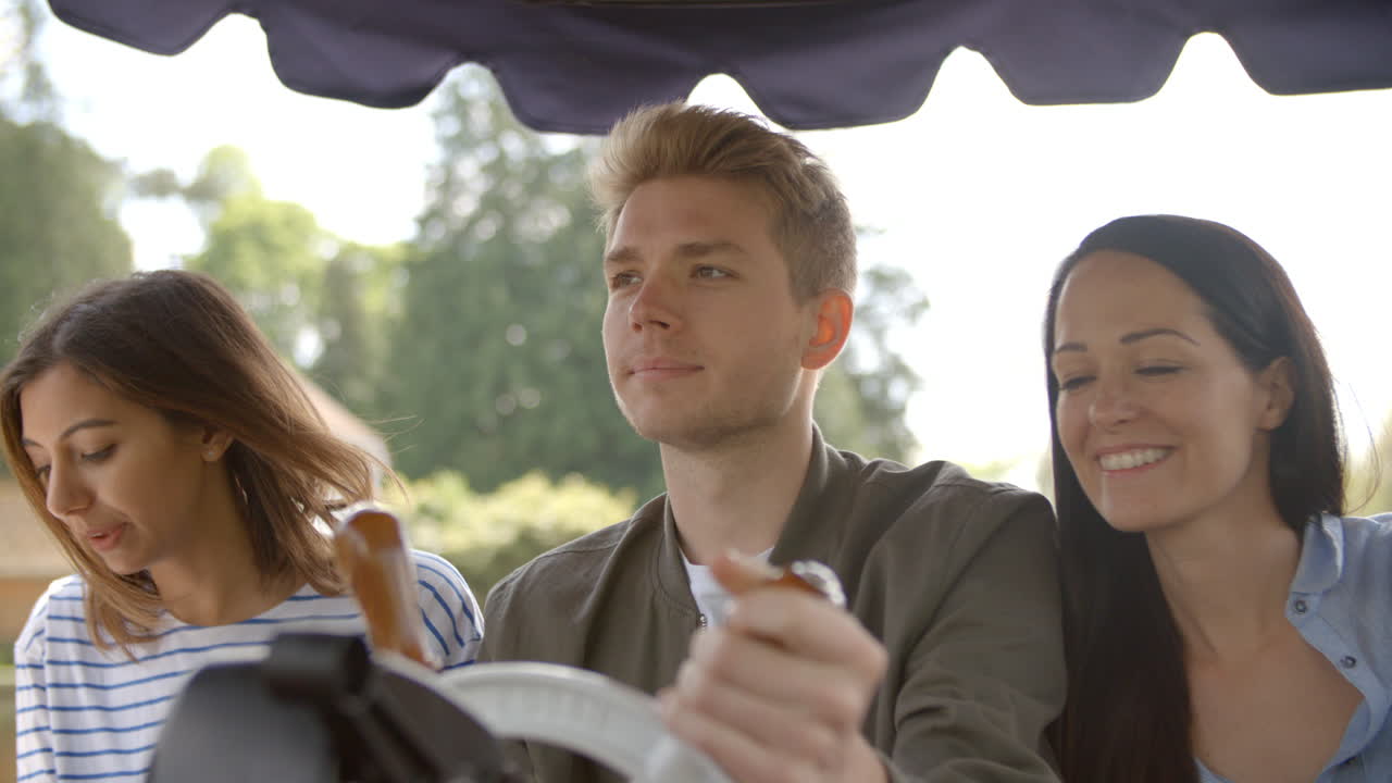 한 무리의 친구 들 이 함께 강 에 있는 배 를 타고 하루 를 즐기고 있다