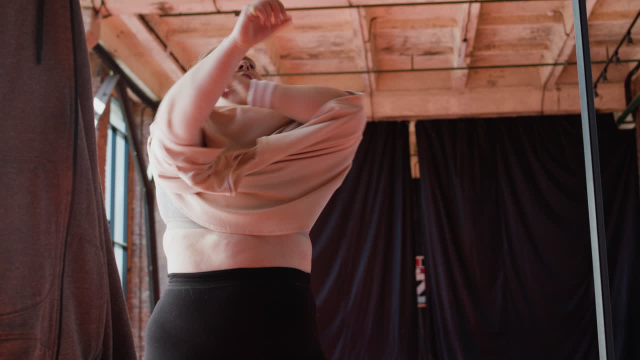 티셔츠를 입고 있는 여자