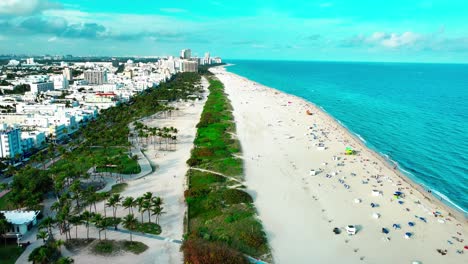 South-Pointe-Beach-In-South-Beach,-Miami,-Florida,-Drohnenansicht,-Die-Direkt-über-Den-Sand-Fliegt,-Mit-Blick-Auf-Den-Atlantischen-Ozean