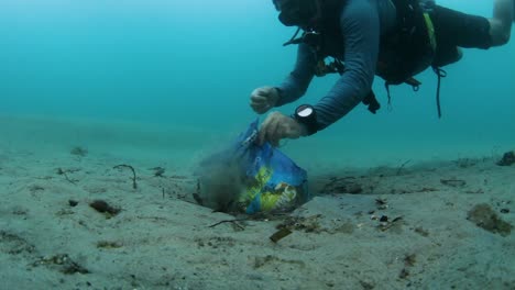 Un-Buzo-Sacando-Basura-Del-Océano