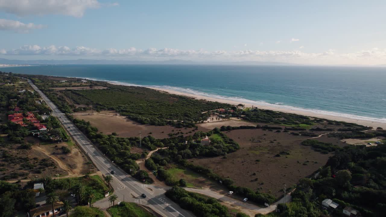 toma de drone de la autopista e-5 conduciendo a lo largo de la costa de tarifa, españa