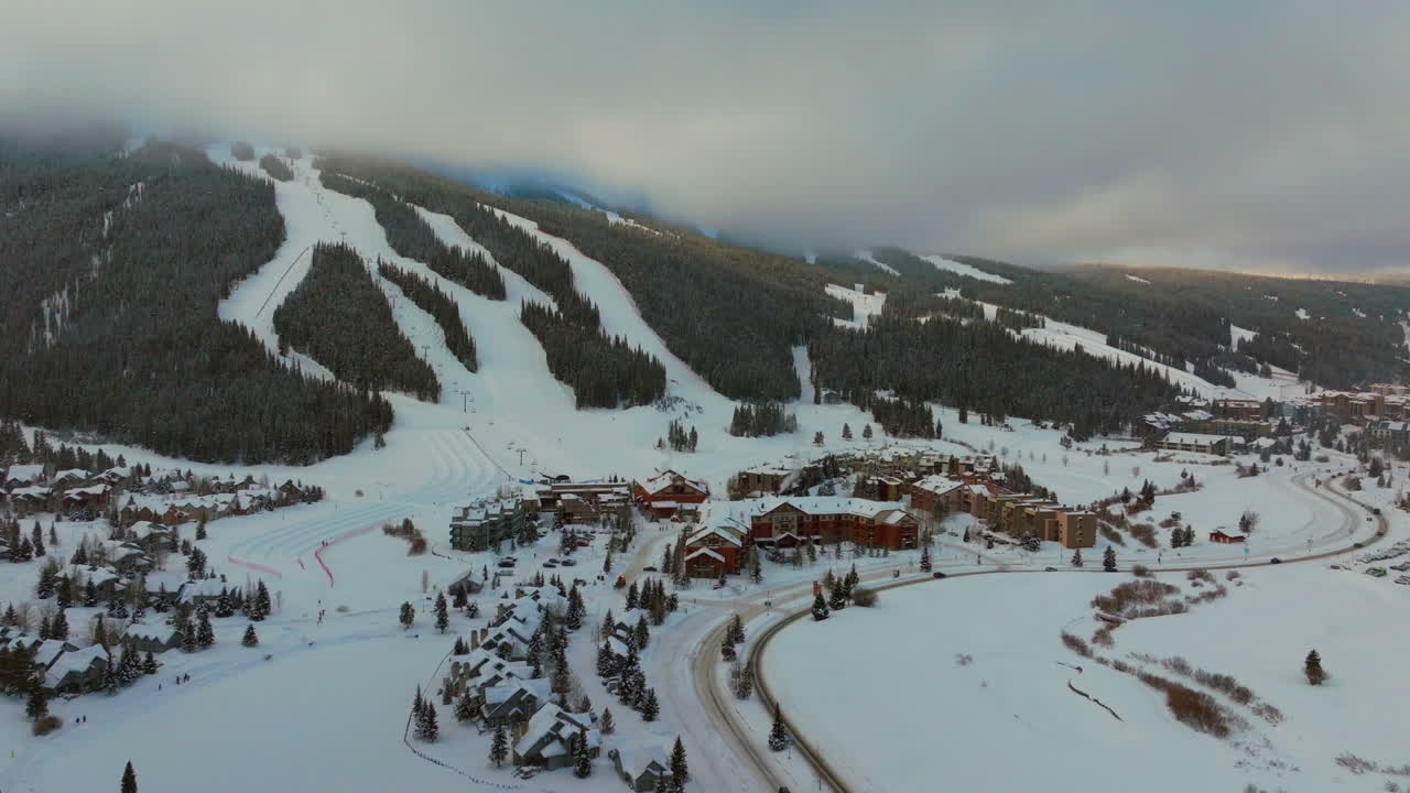 capas de nubes nebulosas invierno nevado temprano en la mañana amanecer drone aéreo montaña de cobre colorado estación de esquí aldea águila volador súper abeja ascensor icono paso épico coches en la carretera snowboarding esquí hacia adelante