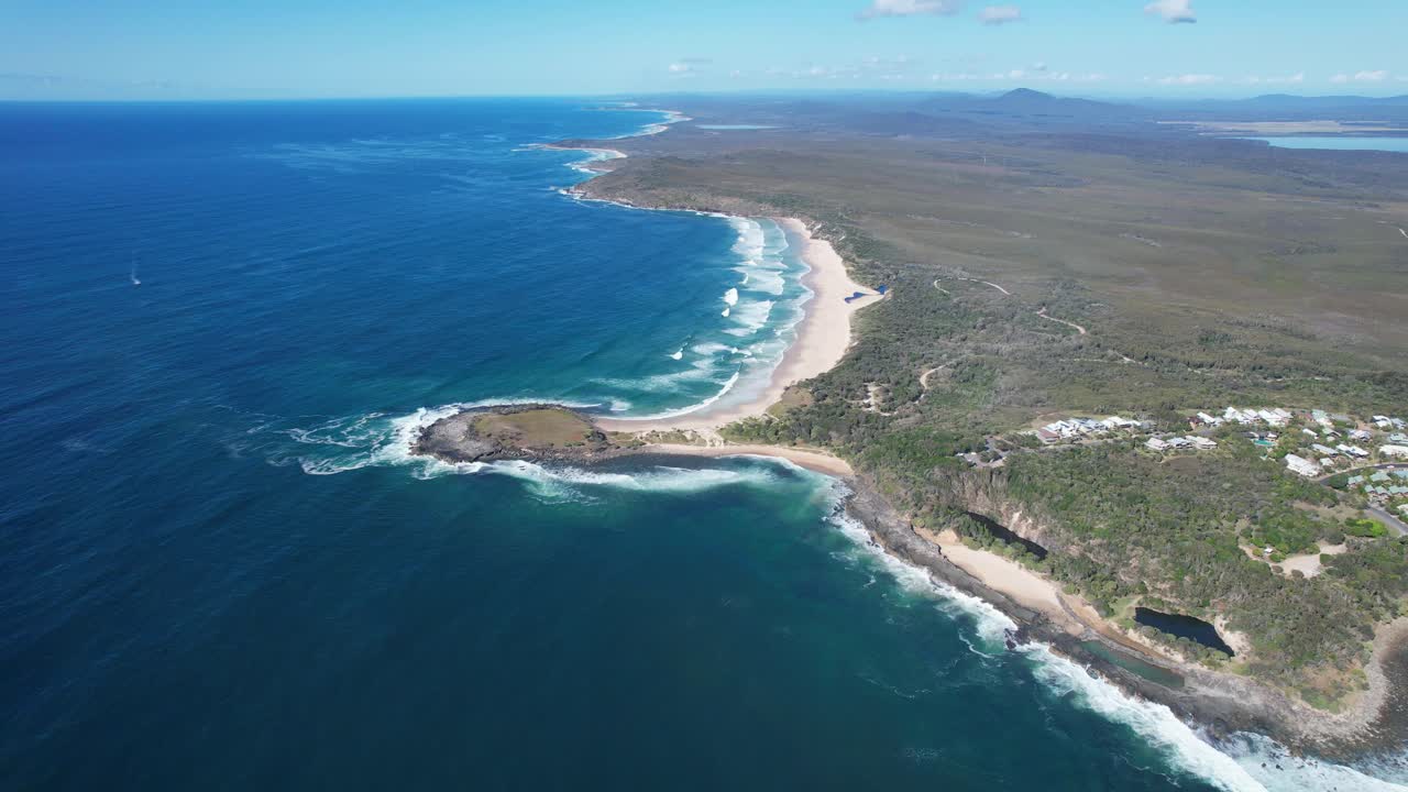 angourie back beach y angourie point beach en nueva gales del sur, australia - panorámica aérea