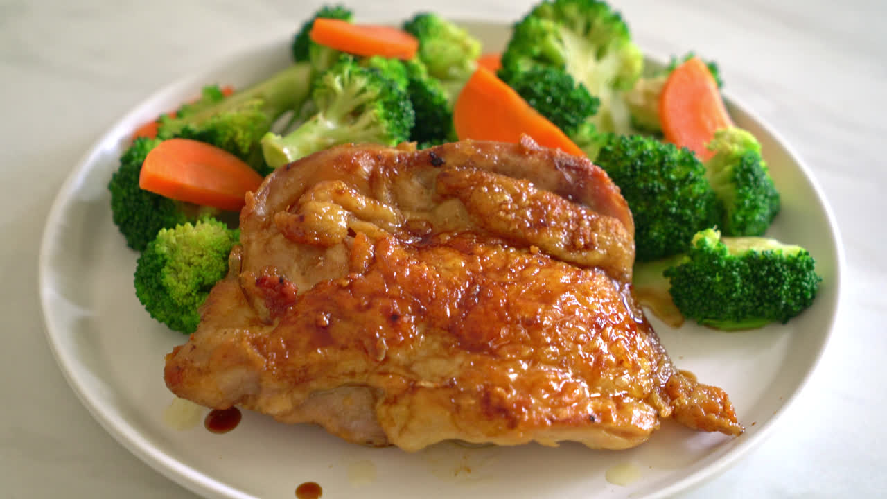 filete de pollo teriyaki con brócoli y zanahoria