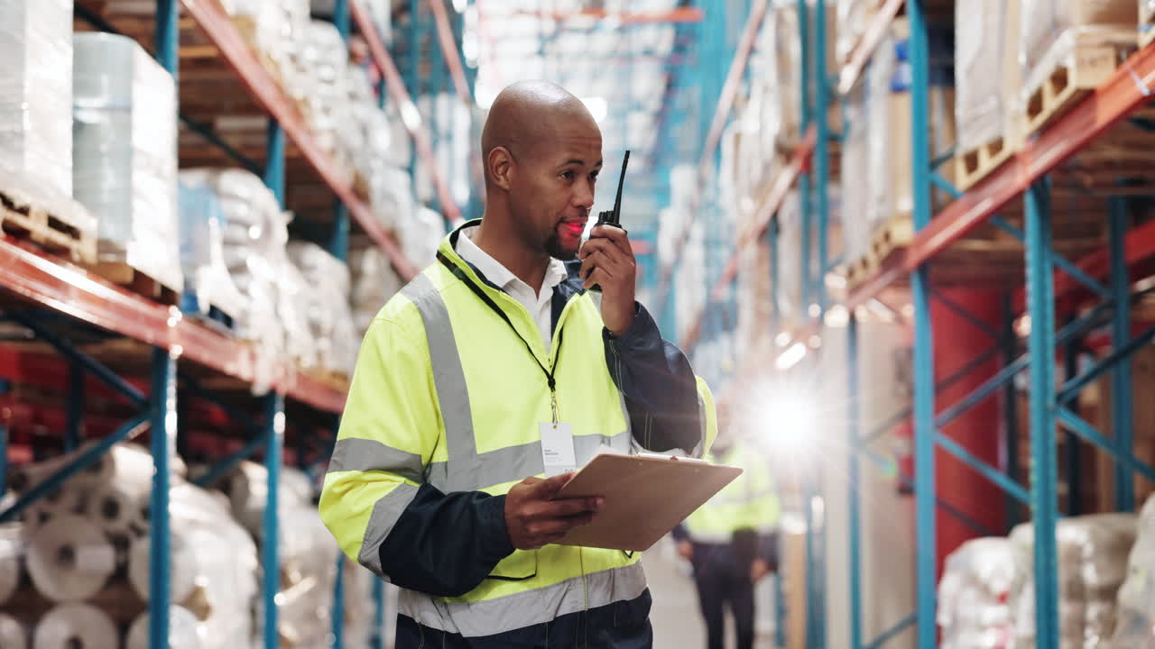 trabajador de almacén que utiliza la radio