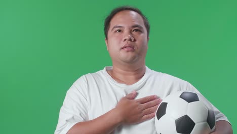 남자 는 축구 공 을 흥분 하게 들고 있다
