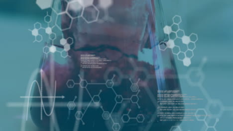 animación de la fórmula química y el procesamiento de datos sobre el científico caucásico haciendo un experimento