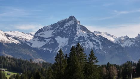 Altas-Montañas-Alpinas-Nevadas