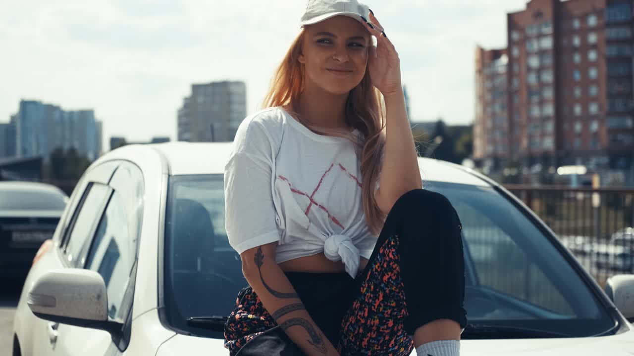 La ragazza è seduta. Estate