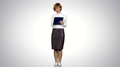 retrato de una joven mujer de negocios con una tableta haciendo preguntas sobre un fondo blanco