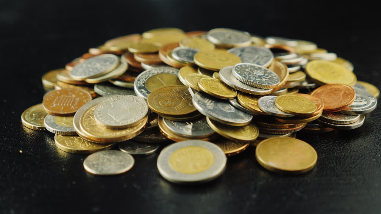 monedas succionadas en tubos de aspiradora