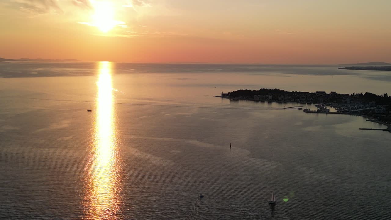 Pôr do sol em close-up sobre o Mar Adriático em Zadar, Croácia