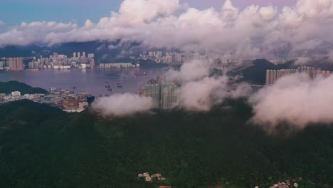 vista aérea pasando nubes sobre la hermosa bahía de agua clara tropical hong kong isla costera rascacielos horizonte