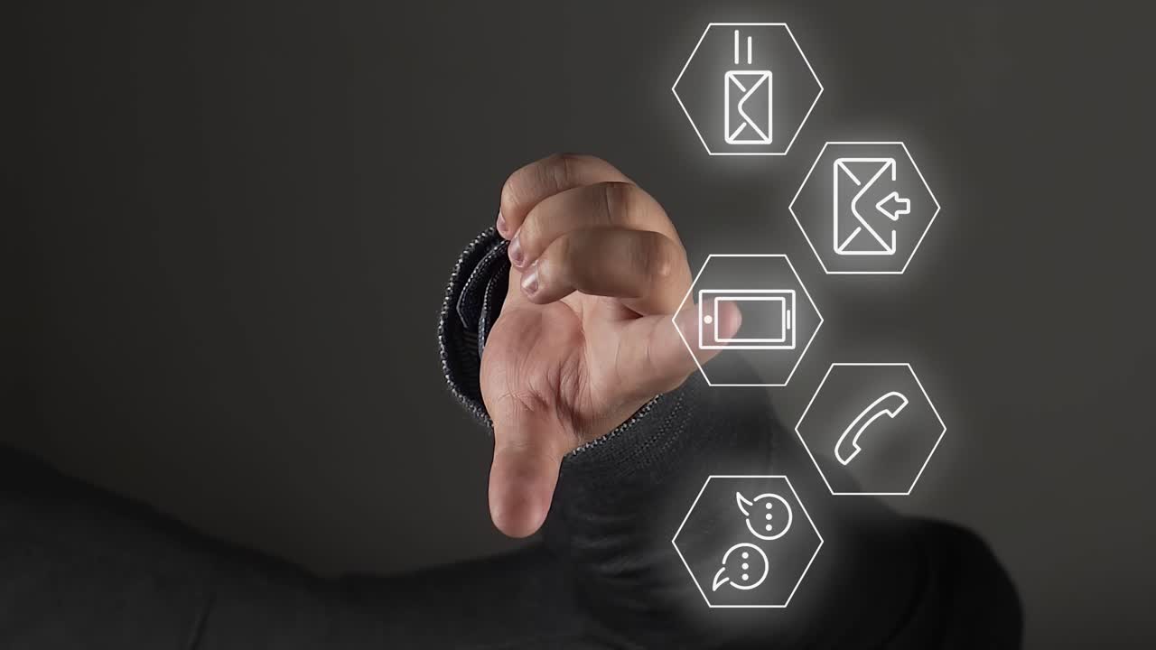 la persona muestra el holograma del icono de las redes sociales y la comunicación con el dedo, vista de cerca