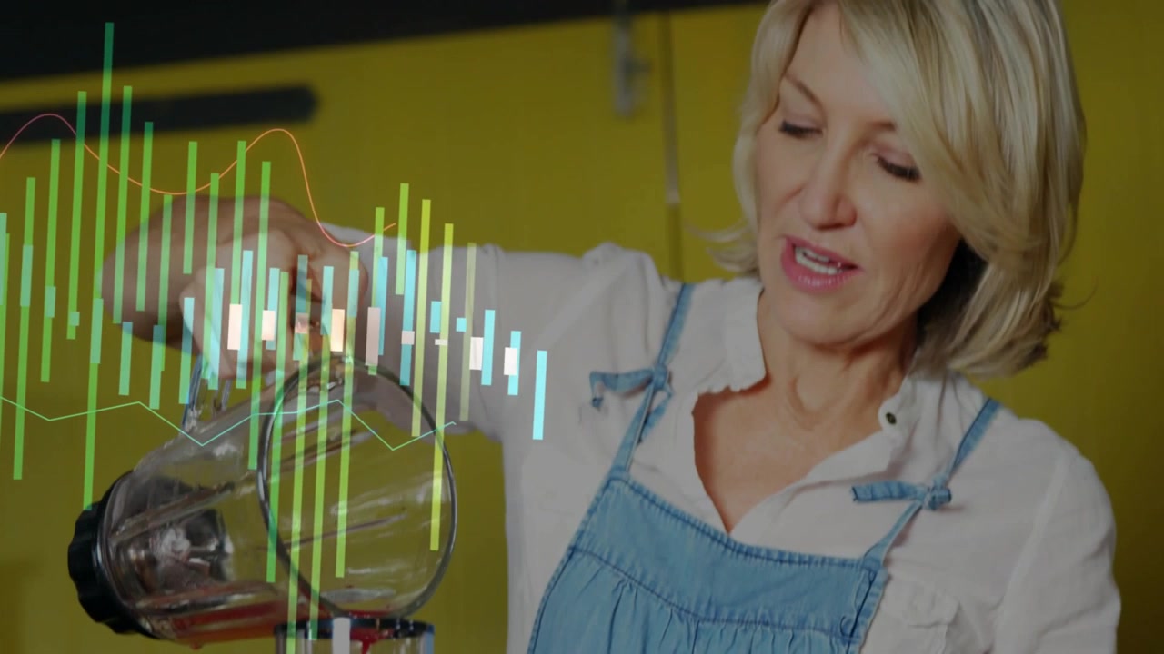 Vertikales Video: Frau kippt Krug, gießt roten Saft in Entsafter für Küchendemo mit Overlay.