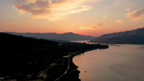 Zug-Fährt-Bei-Sonnenuntergang-Am-Columbia-River-Entlang