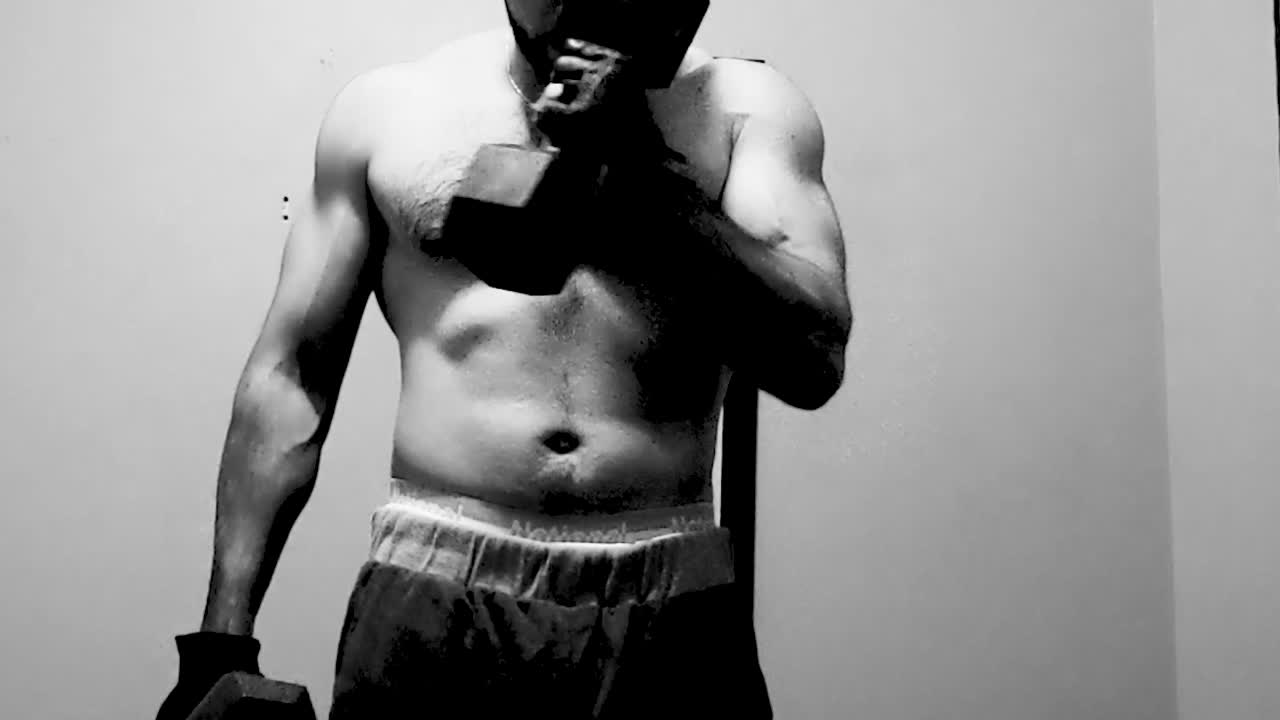 imágenes intensas, en cámara lenta, en blanco y negro, del entrenamiento de atletas masculinos