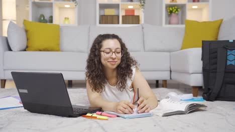 una estudiante feliz de juegos.