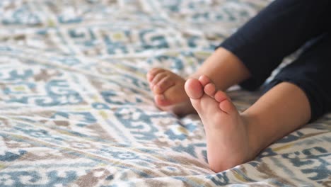 los pies del niño en una cama