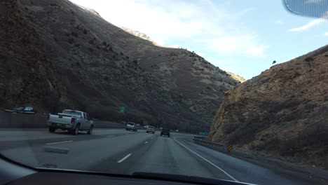 conduciendo entre montañas en utah