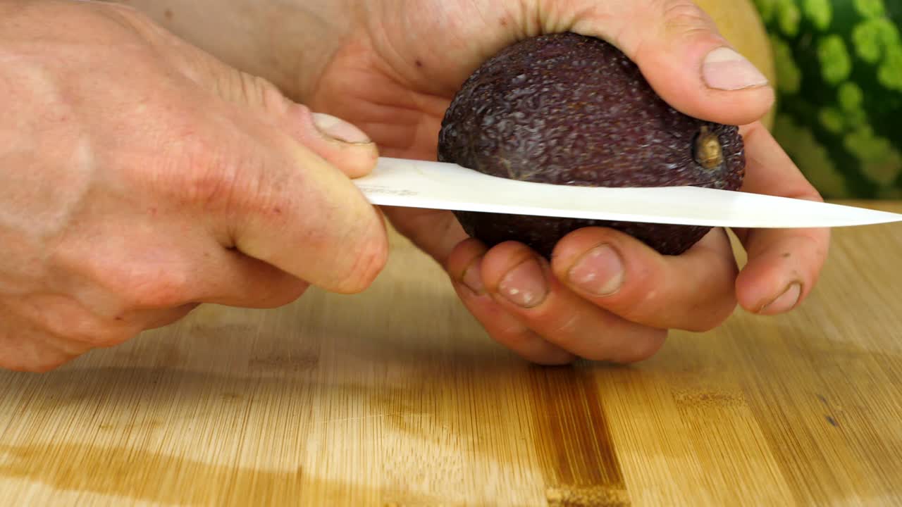 아보카도는 반으로 잘라 개봉할 준비가 되어 있습니다.