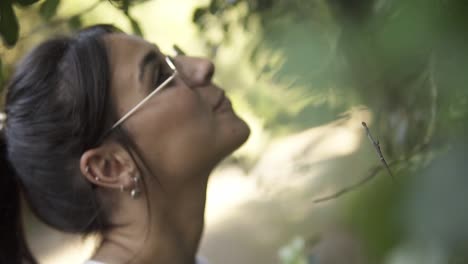 Toma-En-Cámara-Lenta-De-Una-Mujer-Joven-Admirando-La-Naturaleza-Que-La-Rodea