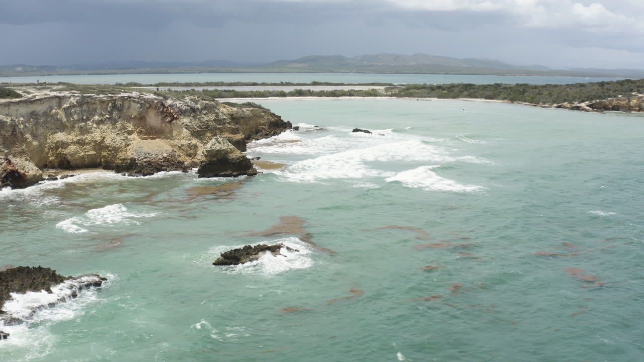 espectaculares imágenes aéreas de los acantilados de piedra caliza de la península de morillos y refugio de vida silvestre - cabo rojo puerto rico