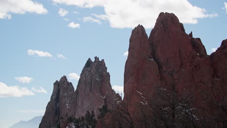 Majestic-red-rock-formations-at-Garden-of-the-Gods-under-a-dynamic-sky,-timelapse