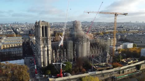 Toma-Aérea-De-La-Belleza-De-La-Renovación-De-Notre-dame-Al-Atardecer