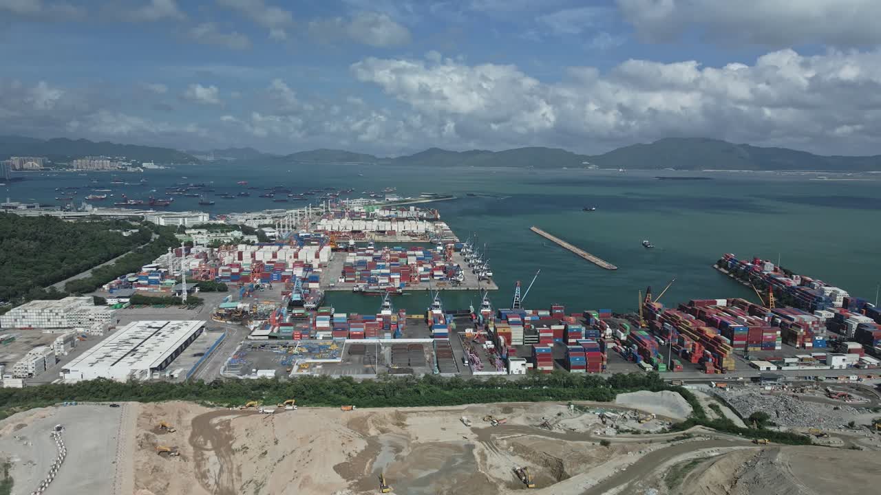 홍콩 투엔문 해안의 화물 부두