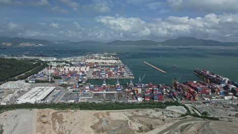 muelle de carga en la costa de tuen mun, hong kong