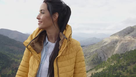 una mujer sonriente apreciando la paz de la naturaleza.