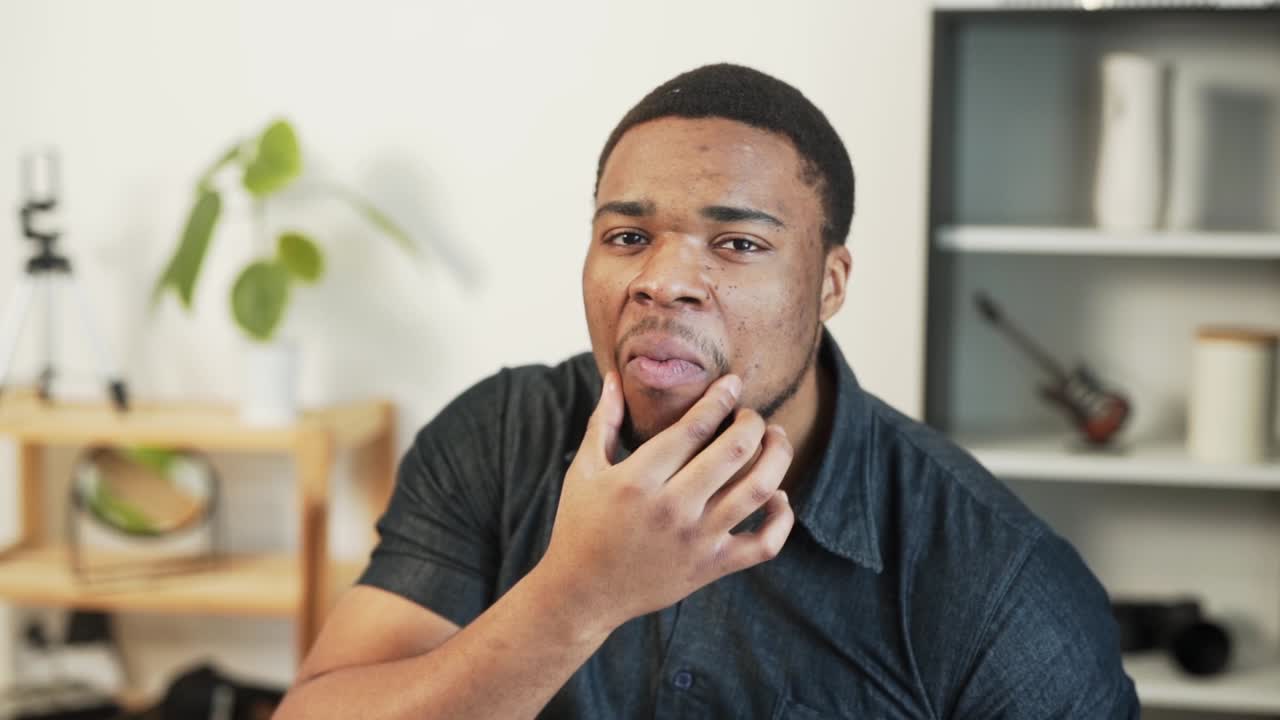 hombre negro atractivo se pone barba