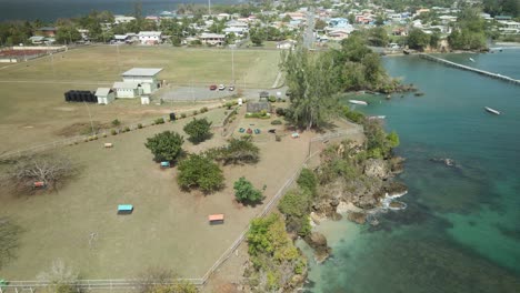 塔巴哥島的詹姆斯堡 (fort james) 和加勒比海 (caribbean sea) 的水晶般清<unk>的水域