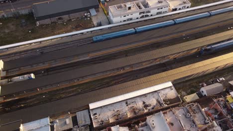 Gente-Caminando-Por-La-Plataforma-De-La-Estación-De-Tren-De-Retiro-Al-Atardecer,-Ciudad-De-Buenos-Aires-En-Argentina